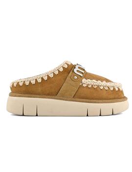 Zueco Mou Bounce clog metal logo camel